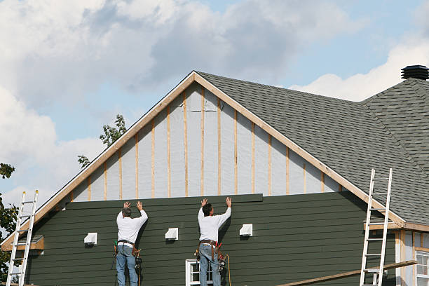 Professional Vinyl Siding technician working in Wheeling, IL